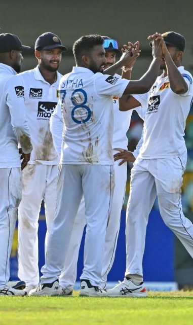 Sri Lankan team celebrating their wicket